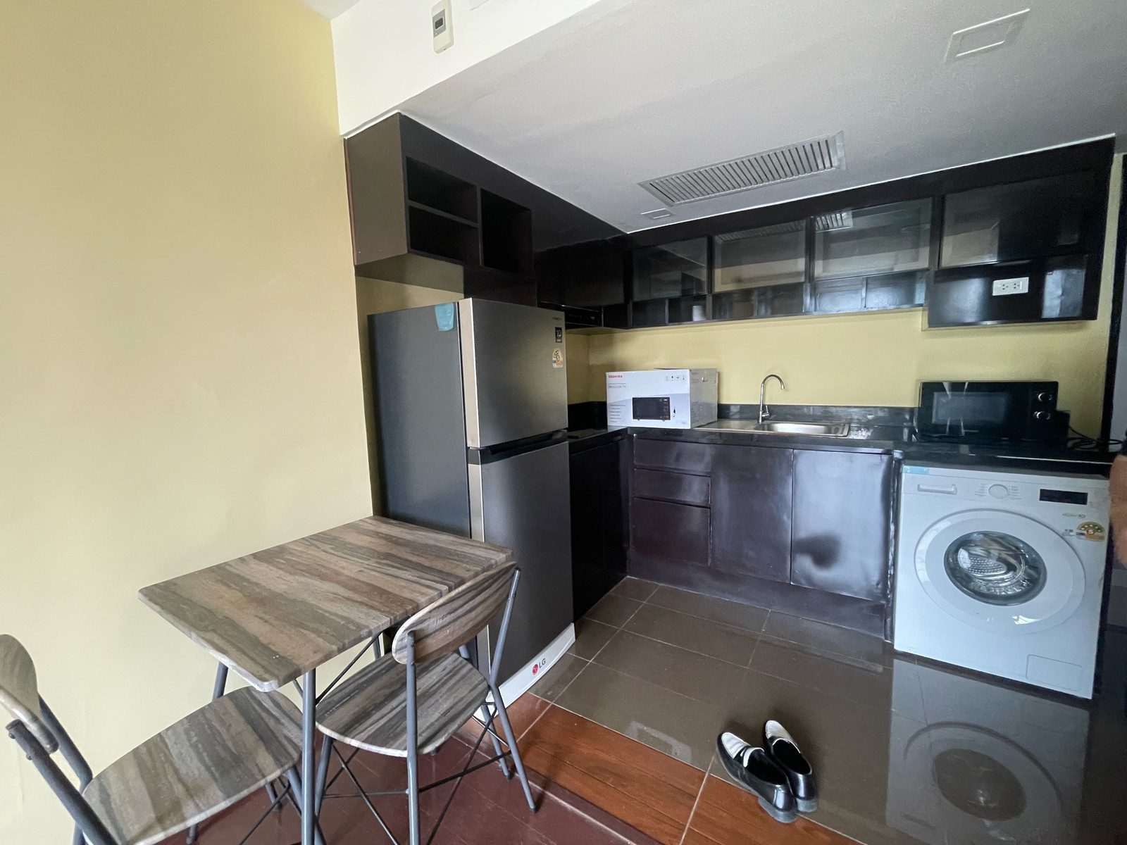 BEST PRICE & PRIME LOCATION (PRICE NEGOTIABLE)! 1 นอน 35 ตร.ม. ใจกลางเพลินจิต-นานา ใกล้ BTS เพลินจิต เพียงเดินถึง ยินดีซื้อ "โซฟา + ทีวี" ใหม่เพิ่มให้ครบชุด! ราคาต่อรองได้ ช็อกเพียง 20k! / Focus Ploenchit – รูปที่ 2