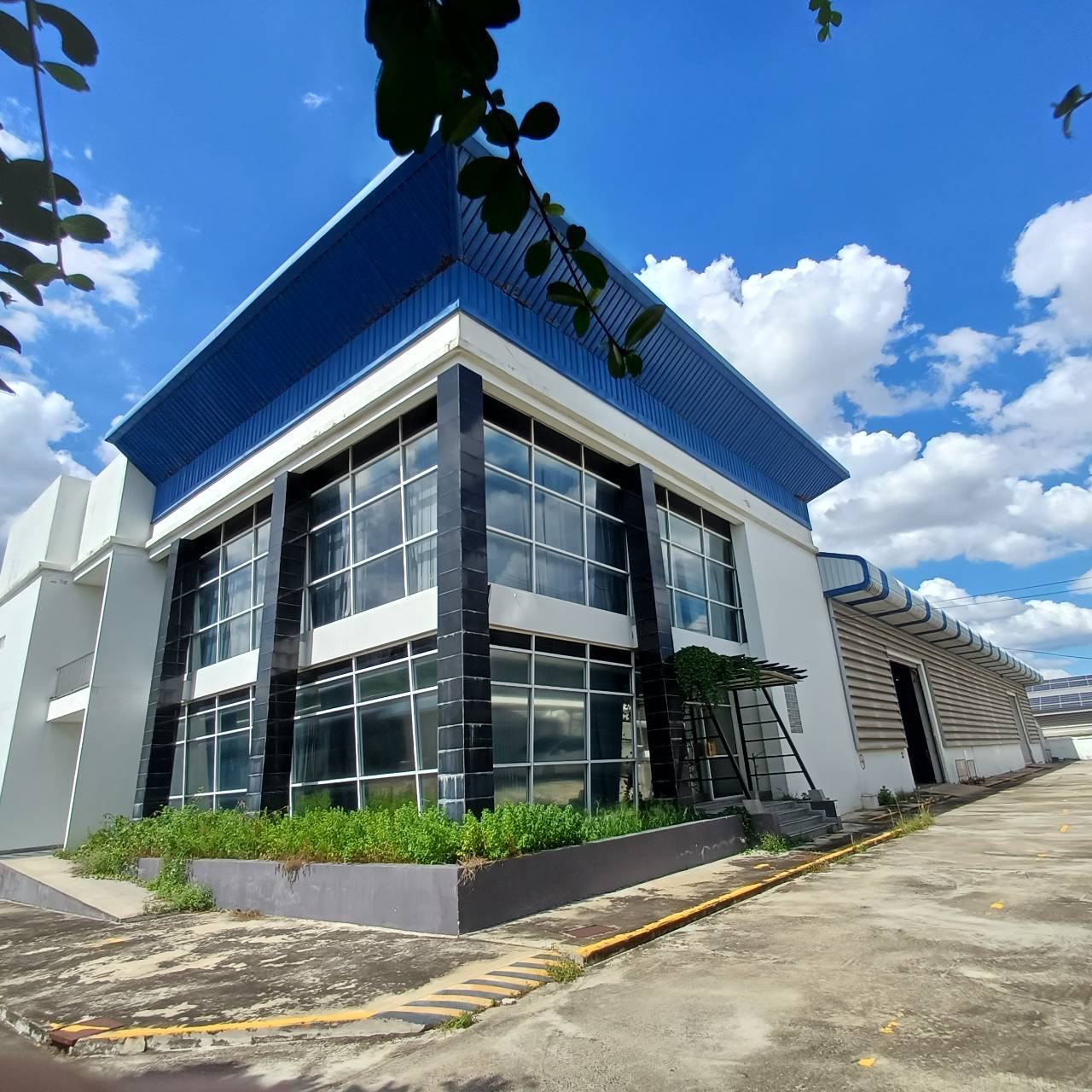 Warehouse with office for sale Bang Bua Thong - Lahan 864 sq m., total building 2,299 sq m., trailer can enter, 220 m from the main road, price 40 million.