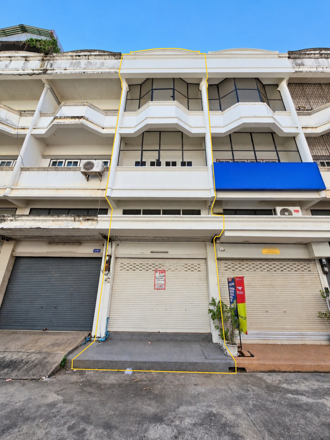 Building for sale, 3.5 meters high, suitable for a home office. In front of Chinlap Village, next to Index Living Mall.