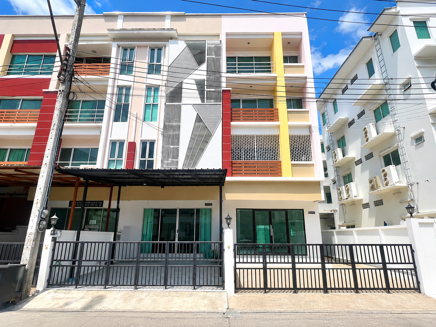 Home Office for sale, 4 floors, corner unit, location Lat Krabang - Suvarnabhumi. Home Office for sale, 4 floors, corner unit, location Lat Krabang - Suvarnabhumi.
