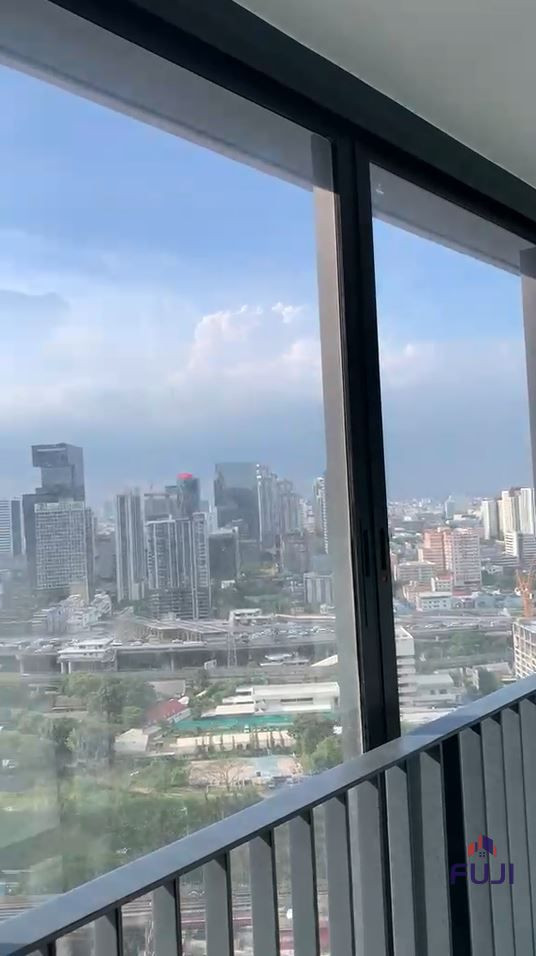 Spacious & Modern Corner Living at IDEO Mobi Asoke