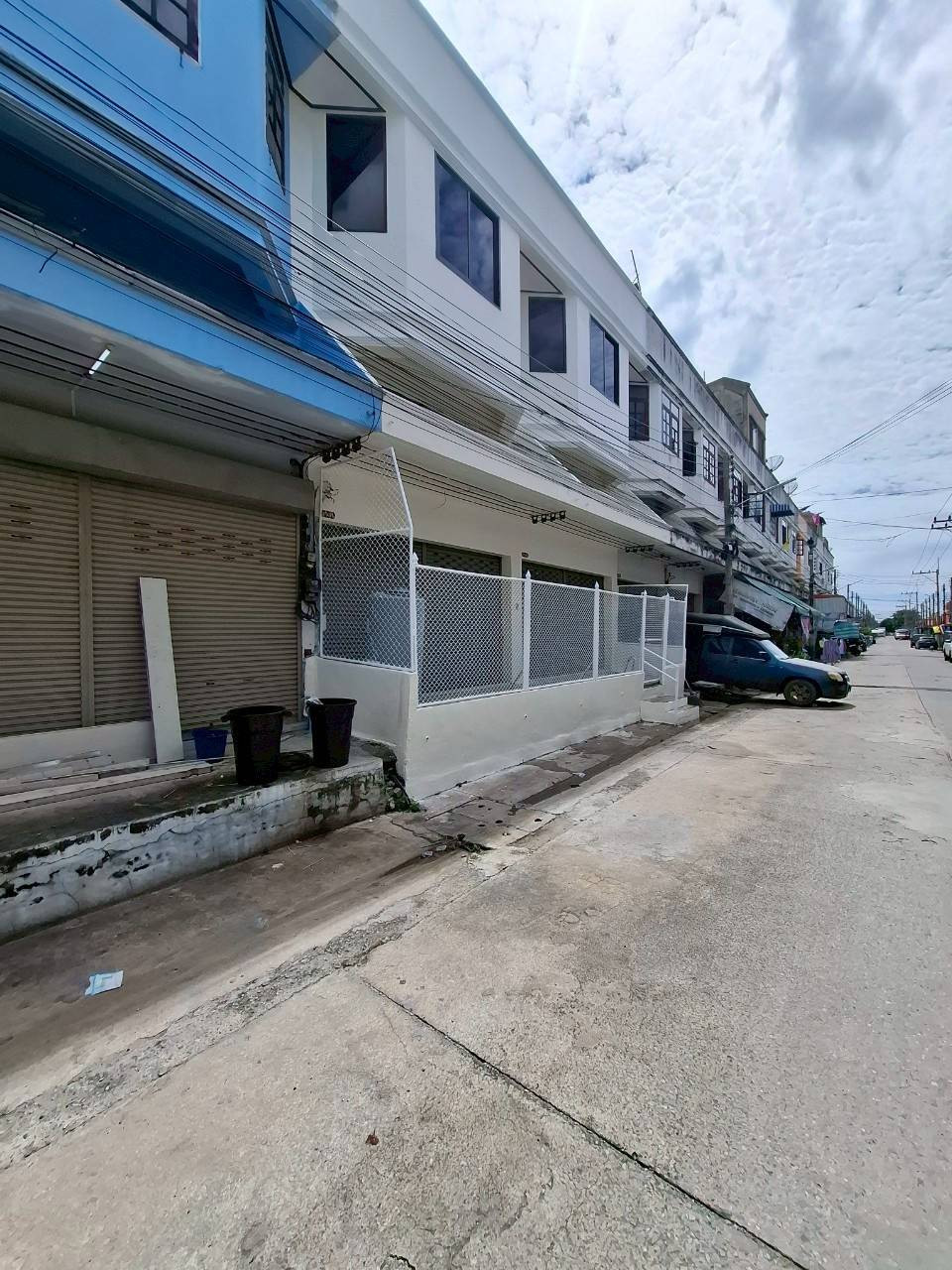 Commercial building, 2 units (double buildings), 2.5 floors (mezzanine), area 31 sq m, in Bang Pa-in District, Ayutthaya Province, wide area, renovated exterior, white and clean. Ready to move in - do business immediately. – รูปที่ 3