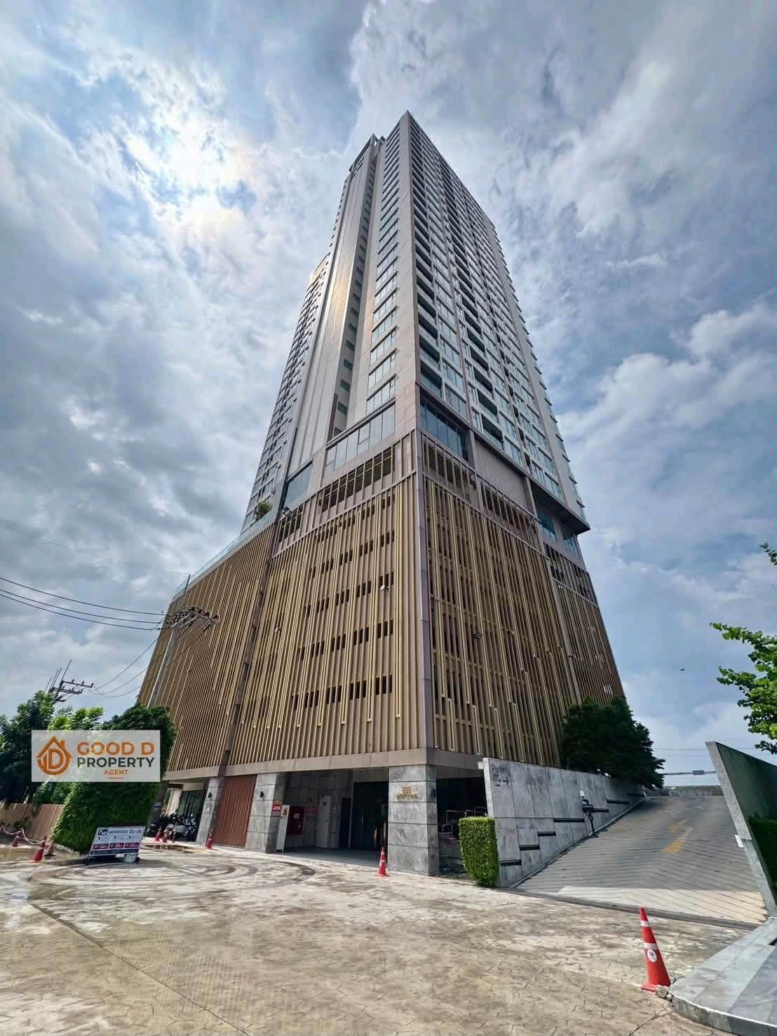 #Condo for rent InfinityOneChonburi, luxury condo, good location, next to Central Chonburi, convenient travel, complete amenities, rent 13,000 baht/month.