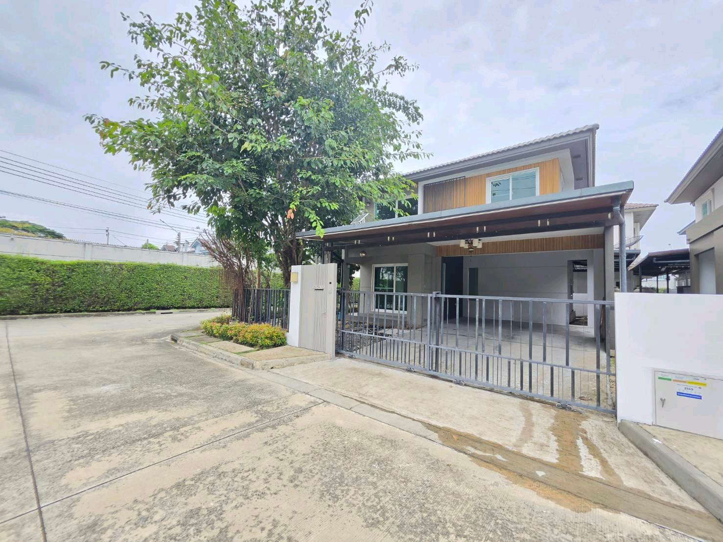 ​🏡 FOR SALE: Beautiful Corner Unit Single House at Mantana Srinakarin - Romklao ​Selling at Cost Price: 5.68 Million THB (Only 10 minutes from Suvarnabhumi Airport!)/บ้านเดี่ยวหลังมุมต้นโครงการ ขายเท่าทุน 5.68ลบ. ห่างสนามบินสุวรรณภูมิเพียง10นาที