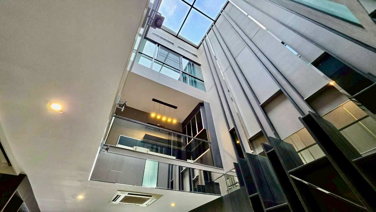 ขาย ทาวน์โฮมหรู เลียบด่วนรามอินทรา Landmark Ekkkamai Ramintra 3 นอน 2 จอด มี skyhall penthouse โปร่งโล่งทะลุ 3 ชั้น เหมาะ ทำ home office – รูปที่ 4