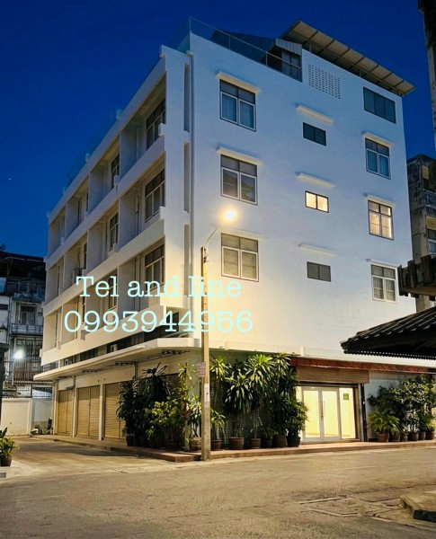 Corner commercial building for sale, 4.5 floors, Soi Pradiphat. Only 30 meters from the entrance of the alley, inside it is a group of the same buildings, a rare location, water has never flooded.