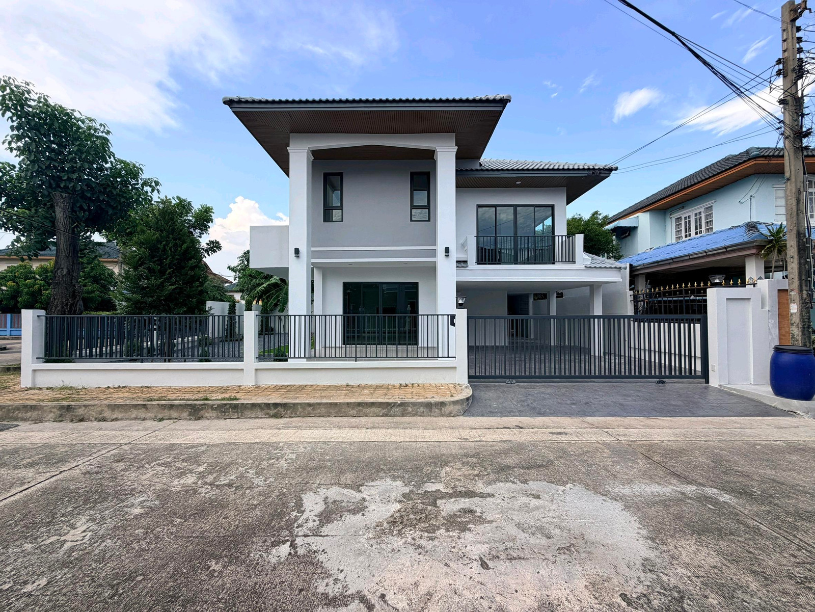 🔥Single house for sale, newly renovated, near the BTS, Maneerin Rattanathibet Village (Soi Tha It), corner house, lots of space. 🔥Single house for sale, newly renovated, near the BTS, Maneerin Rattanathibet Village (Soi Tha It), corner house, lots of space.