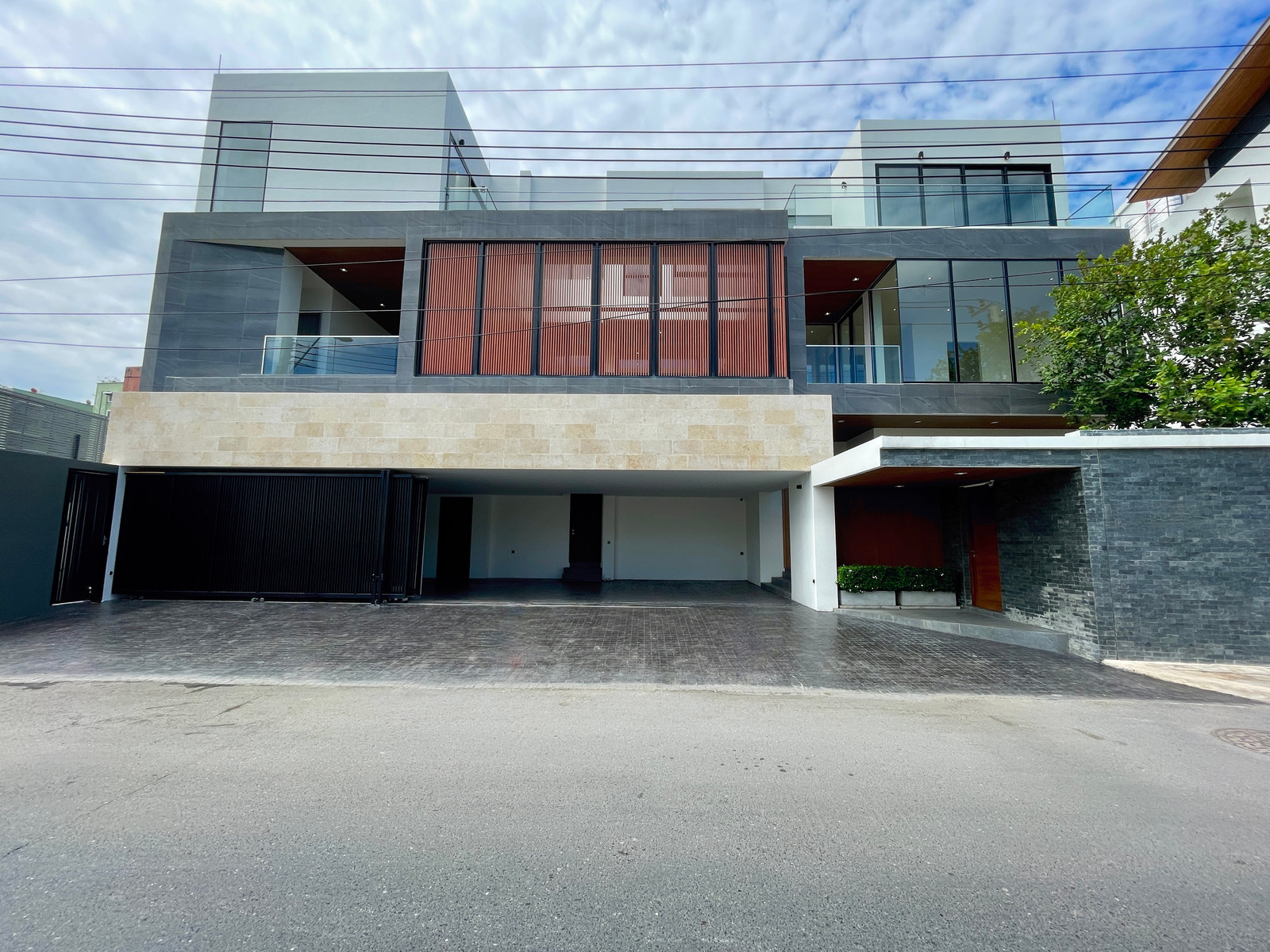 🌟 ULTRA-LUXURY PRIVATE RESIDENCE |บ้านเดี่ยว 3 ชั้น สไตล์ Modern Timeless พร้อมสระว่ายน้ำส่วนตัว “นิยามใหม่ของการใช้ชีวิตระดับไอคอนิก บนทำเลทองใจกลางเมือง” 🌟 ULTRA-LUXURY PRIVATE RESIDENCE |บ้านเดี่ยว 3 ชั้น สไตล์ Modern Timeless พร้อมสระว่ายน้ำส่วนตัว “นิยามใหม่ของการใช้ชีวิตระดับไอคอนิก บนทำเลทองใจกลางเมือง”