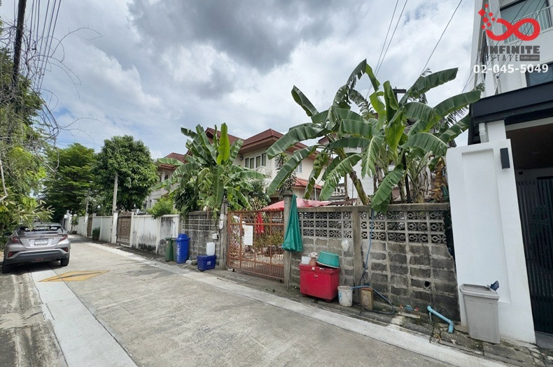 Land for sale with 2-story house, 56 sq m, Soi Lat Phrao 64, Wang Thonglang, near MRT Yellow Line. Land for sale with 2-story house, 56 sq m, Soi Lat Phrao 64, Wang Thonglang, near MRT Yellow Line.
