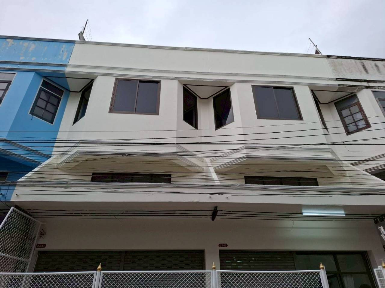 Commercial building, 2 units (double buildings), 2.5 floors (mezzanine), area 31 sq m, in Bang Pa-in District, Ayutthaya Province, wide area, renovated exterior, white and clean. Ready to move in - do business immediately. – รูปที่ 2