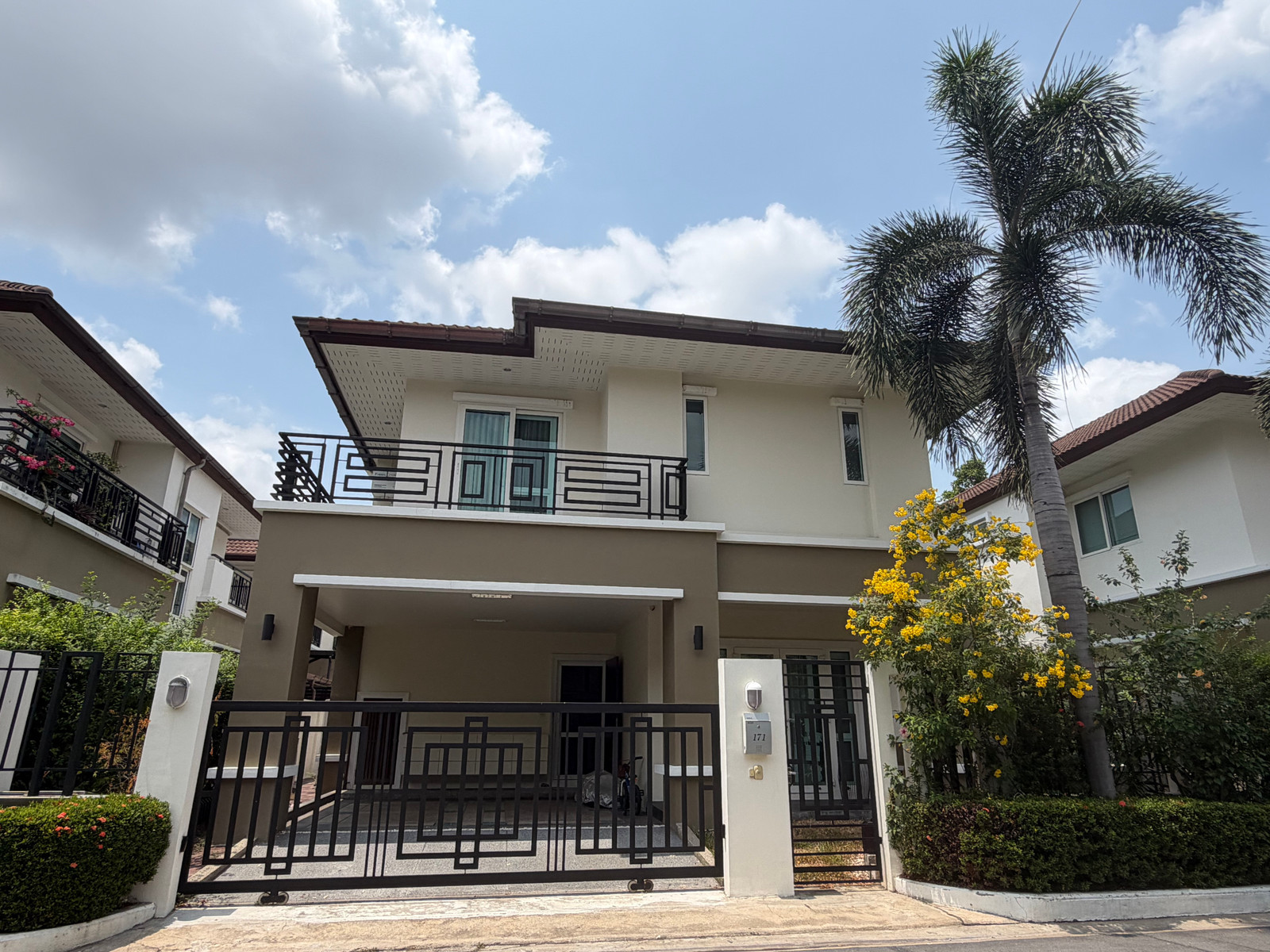 Ready for urgent sale, 2-story detached house, Villa Nakarin, Villa Nakarin, fully decorated, ready to move in, fully built in, worth over 3 million baht, dust-free house, Positive Pressure Modern Luxury. Ready for urgent sale, 2-story detached house, Villa Nakarin, Villa Nakarin, fully decorated, ready to move in, fully built in, worth over 3 million baht, dust-free house, Positive Pressure Modern Luxury.