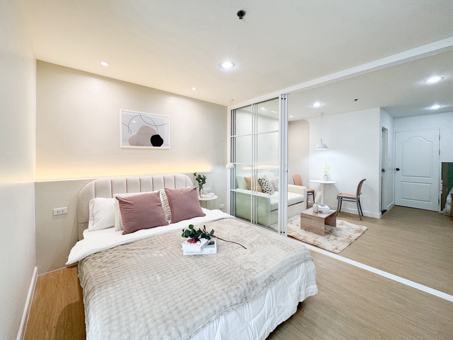 It has arrived. The condo is ready to move in. Carrying Bens bag, my boyfriend wont throw it away. Price is a million baht. Its affordable. It has arrived. The condo is ready to move in. Carrying Bens bag, my boyfriend wont throw it away. Price is a million baht. Its affordable.