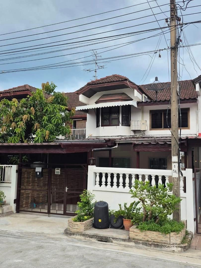 Large townhome for rent, Soi Ramkhamhaeng, next to HomePro Ramkhamhaeng, near The Mall Bangkapi. Large townhome for rent, Soi Ramkhamhaeng, next to HomePro Ramkhamhaeng, near The Mall Bangkapi.