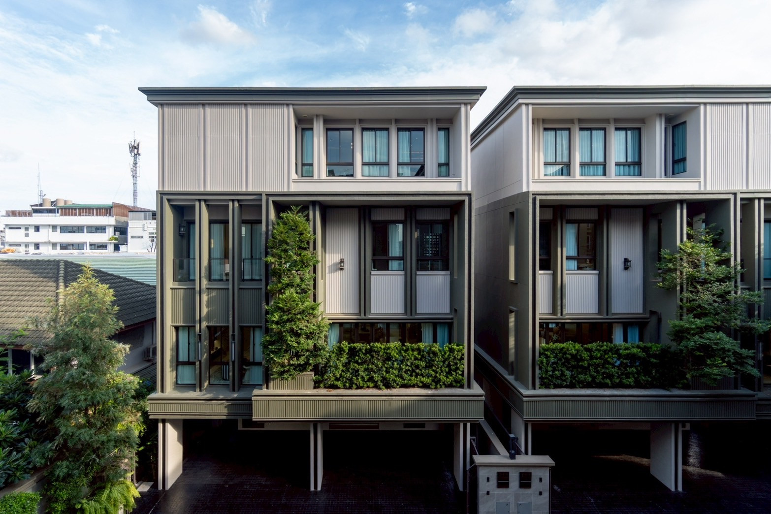 Lavista Ekkamai 10: 40.3sqwah 429sqm. 4bed 4bath Sell: 60,000,000 Rent: 320,000/mth Am: 0656199198