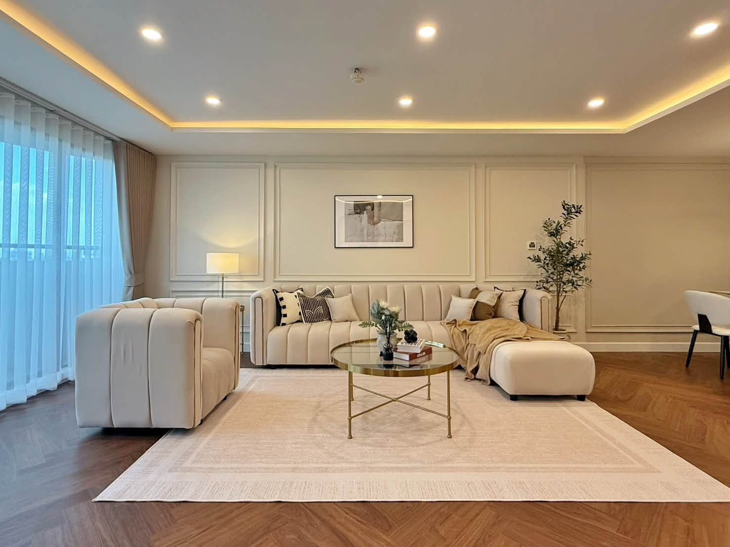 Big room 100 sq m., wide city view, spacious layout. Big room 100 sq m., wide city view, spacious layout.