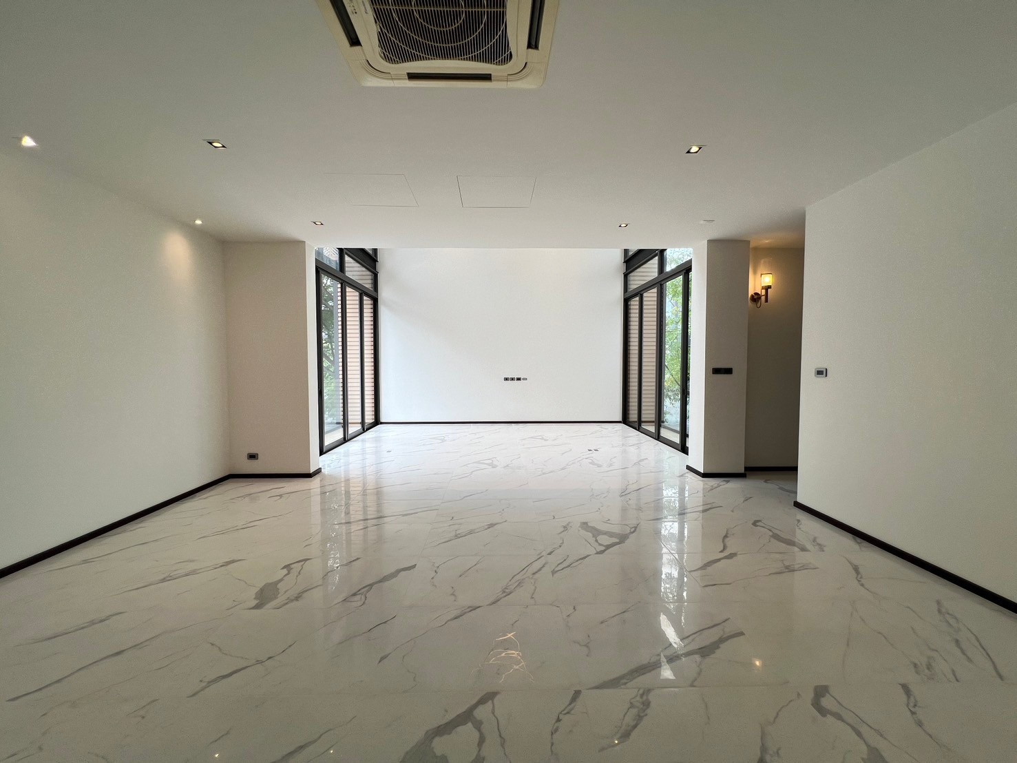 Super Luxury 4-Storey Residence with Private Pool & Elevator – รูปที่ 4