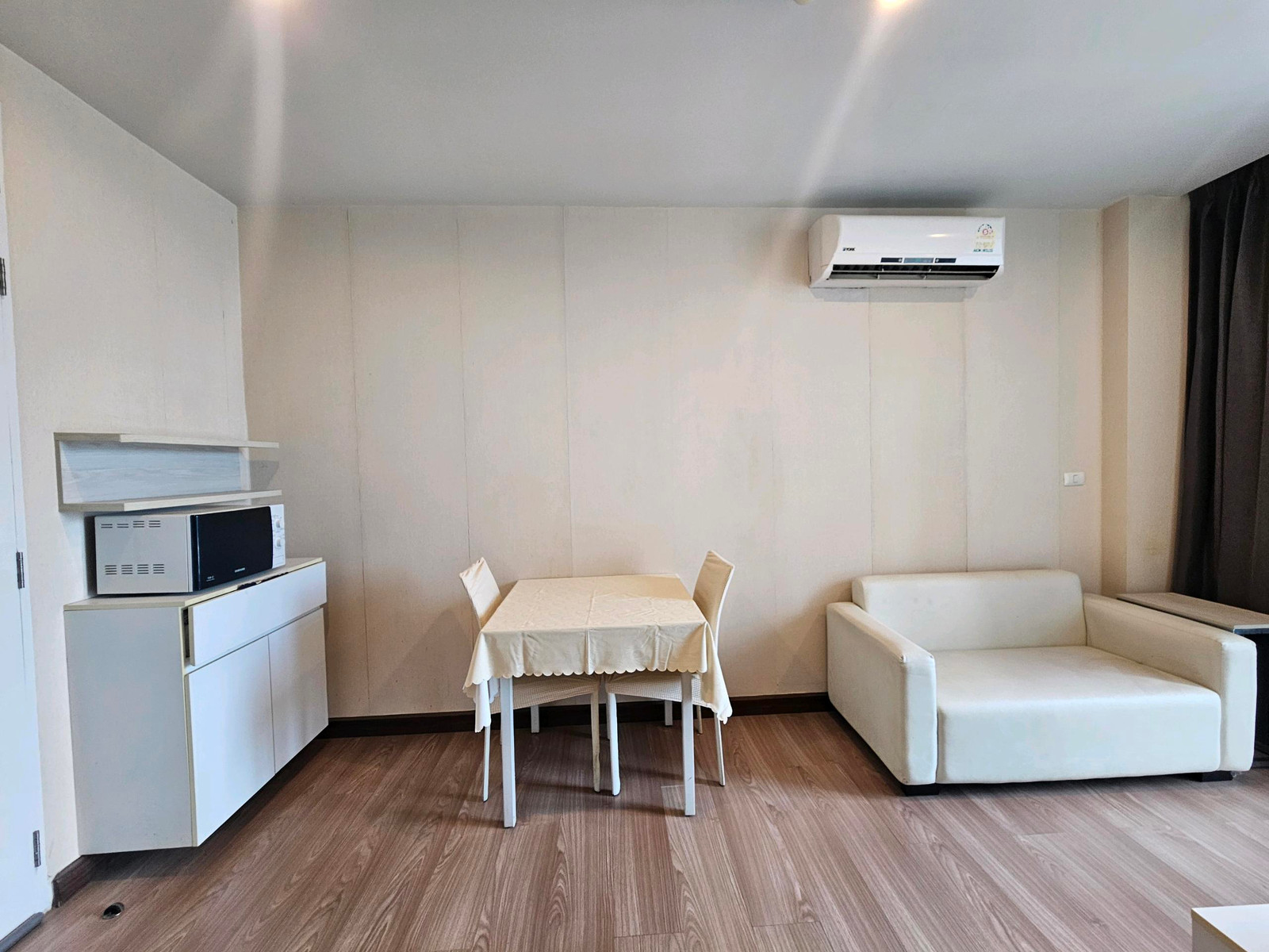 For Rent: Urgent for rent, Chewathai Ramkhamhaeng, near BTS, near Ramkhamhaeng University, fully furnished. There is a washing machine, rent 10,000 baht.