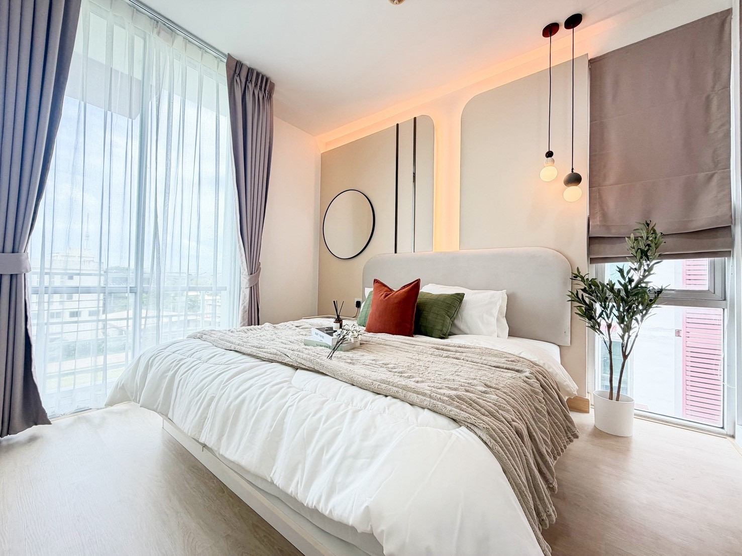 Condo for sale: The Iris Rama 9 – Srinakarin, corner room, newly renovated. Open view of the football field, near 3 electric train lines 🚆