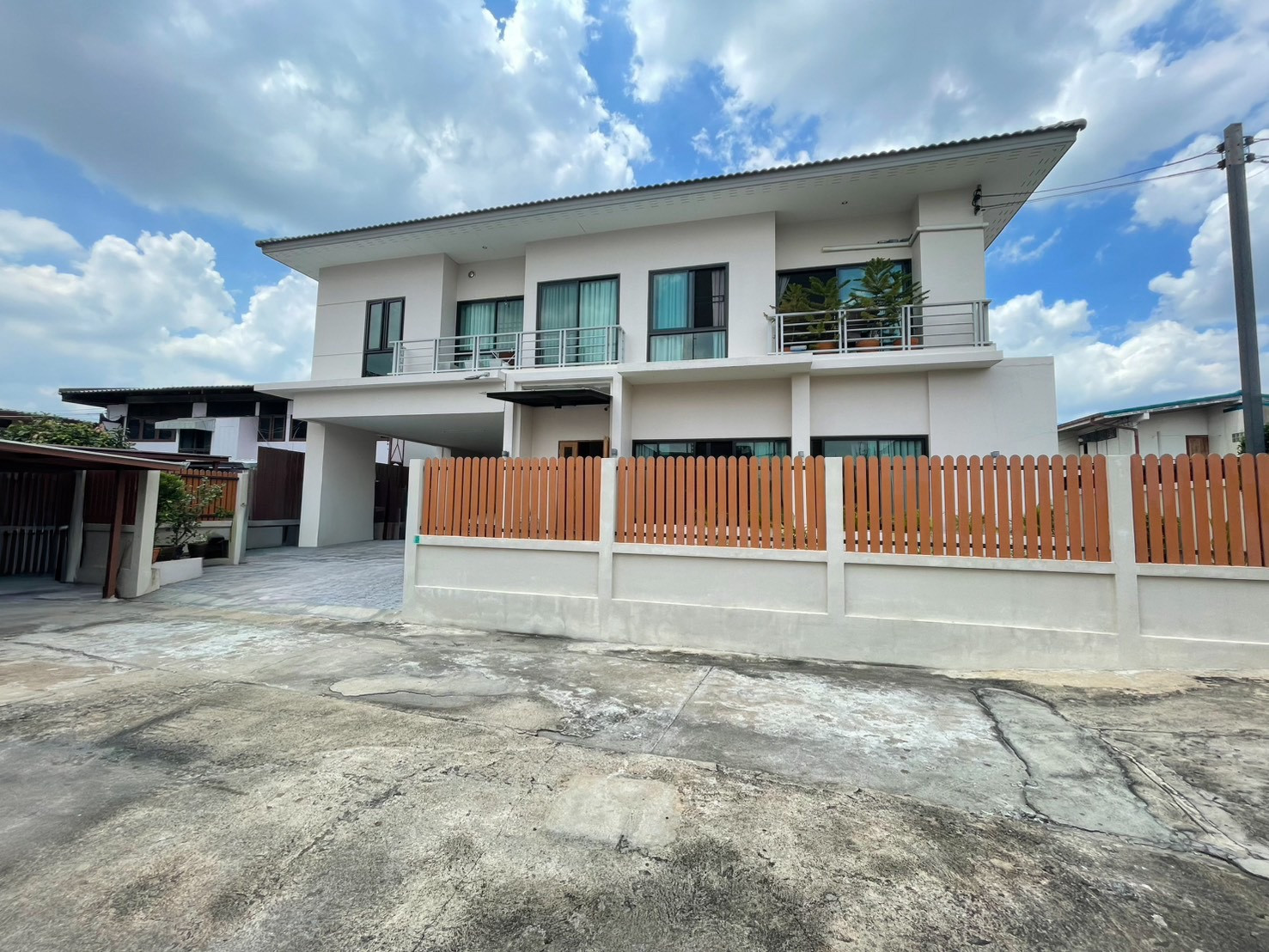 2 storey self-built detached house for sale with empty land. Bang Phlat - Charansanitwong 71, large land totaling 216.6 sq m | House less than 5 years old | Near the Blue Line. A large house designed for real living. Suitable for large families who need a 2 storey self-built detached house for sale with empty land. Bang Phlat - Charansanitwong 71, large land totaling 216.6 sq m | House less than 5 years old | Near the Blue Line. A large house designed for real living. Suitable for large families who need a