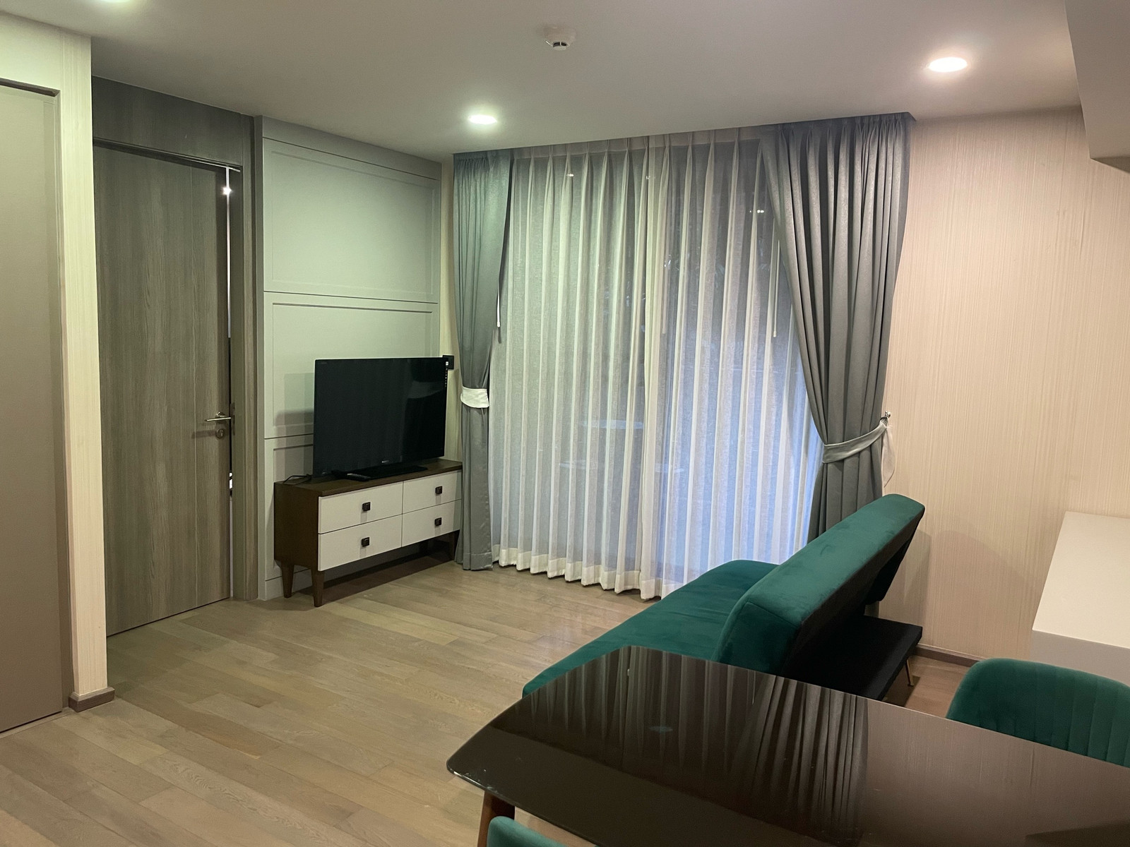 BEST PRICE & RARE ITEM! 1 bedroom, giant size, 55 sq m, location Khai Yolk Sarasin-Lang Suan. Opposite Lumpini Park, peaceful, very private, only 30k! Klass Sarasin