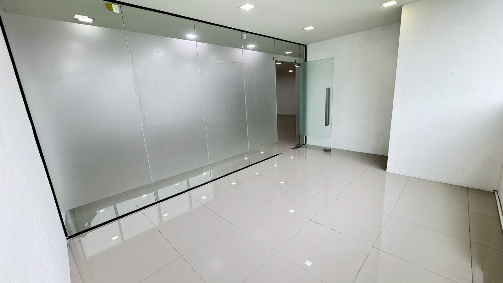 Office for rent in Rama 3 area, Bangkok, good location, beautiful, convenient travel, near Lotus, near Central, near the expressway, size 150 sq m.