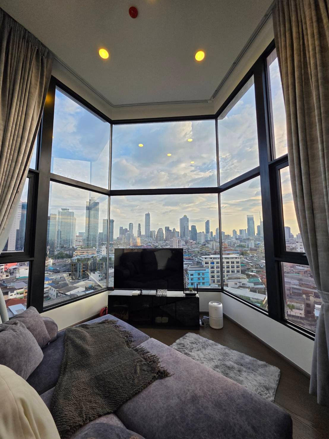 Corner Room View, free shuttle to Samyan-Siam with Bangkok Skyline View