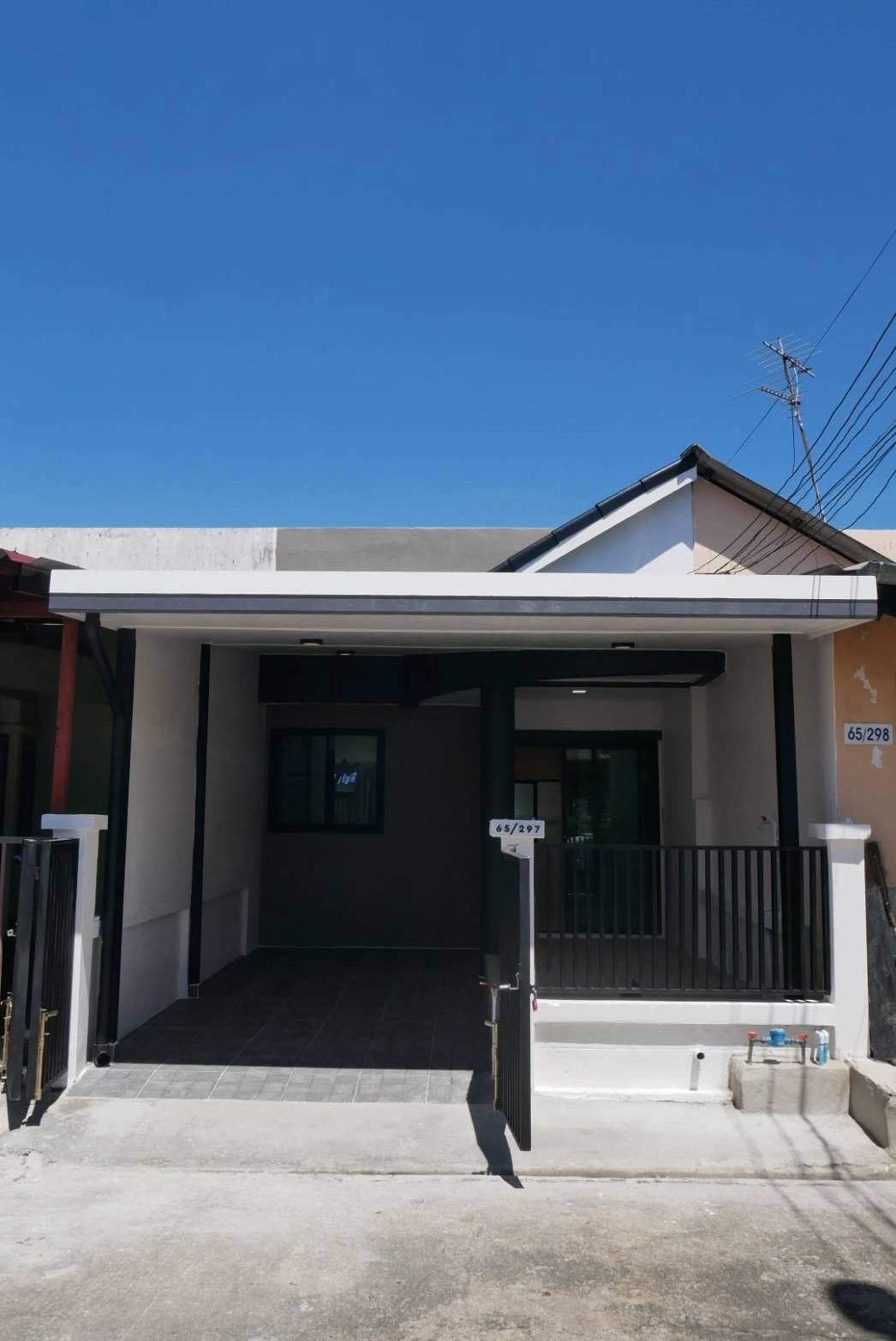 S3002 Newly renovated house for sale, ready to move in. Thanyapruek Village, Phadungphan Road, Nong Chok