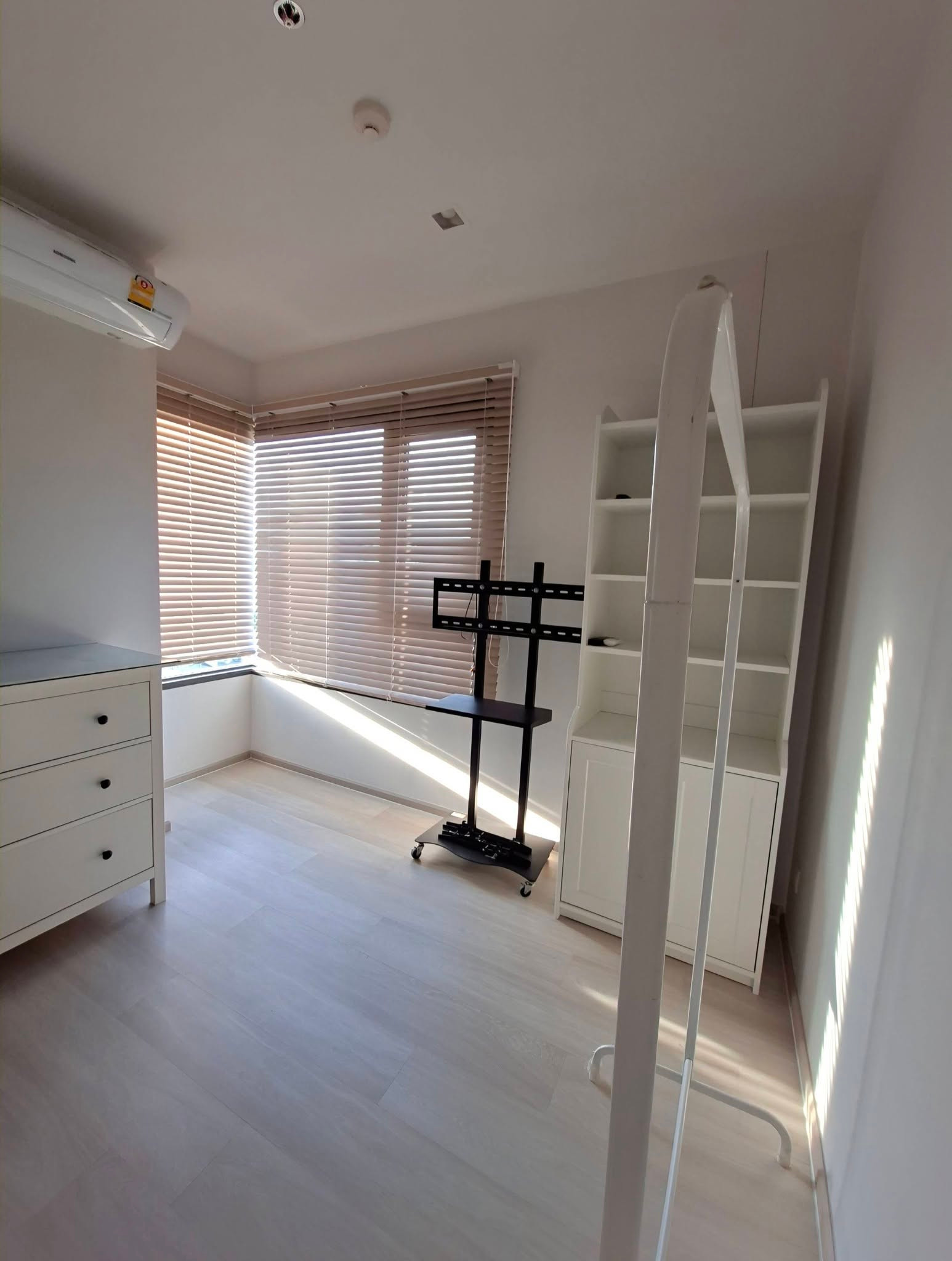 For rent: Life One Wireless, 2 Bedrooms, size 63 sq m., 17th floor. – รูปที่ 3