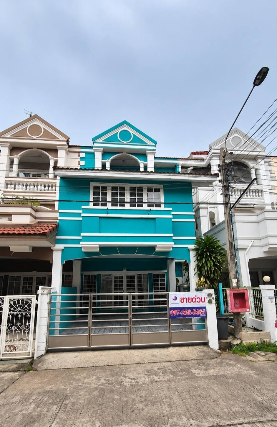 3-story house for sale, Boonto Parkville, Rattanathibet 17, good location, near MRT, budget less than 4 million baht.