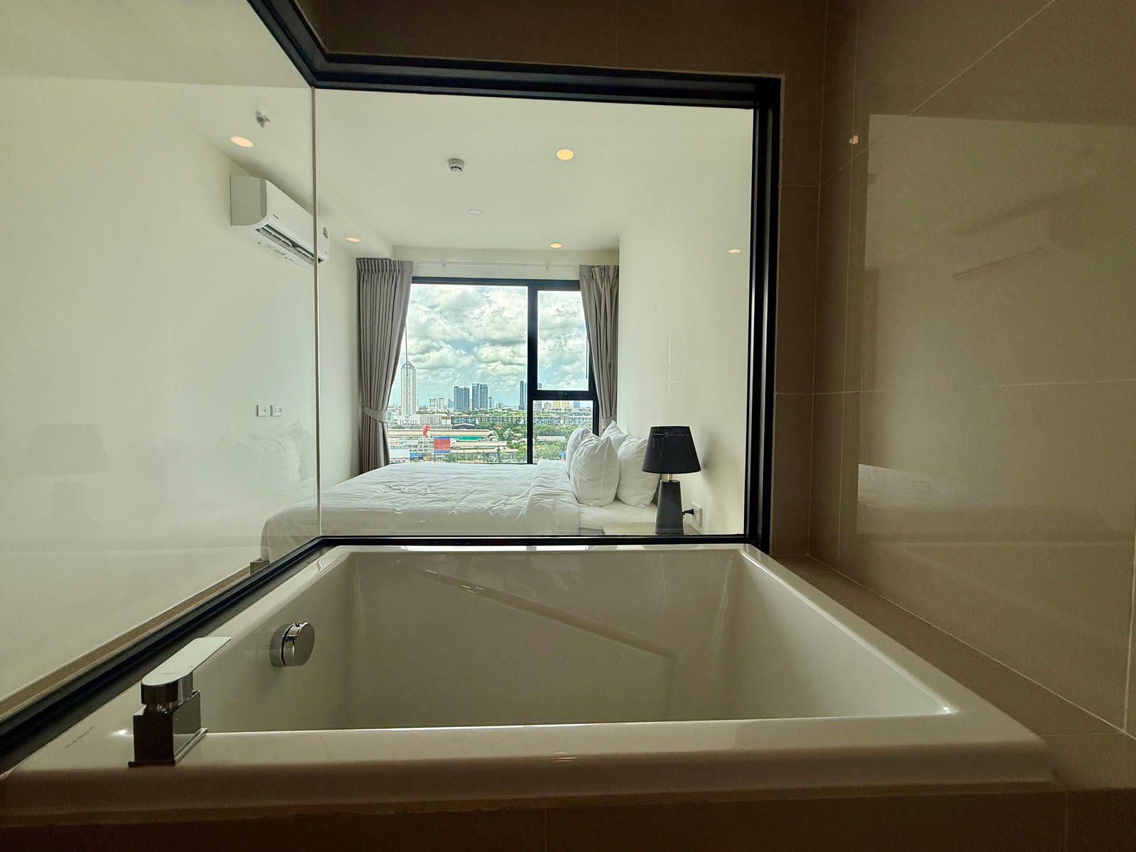 ✨ Spacious 1-Bedroom Condo for Rent (35 sq.m.) – Fully Furnished with Luxury Bathtub & Glass Wall ✨(price for short term)