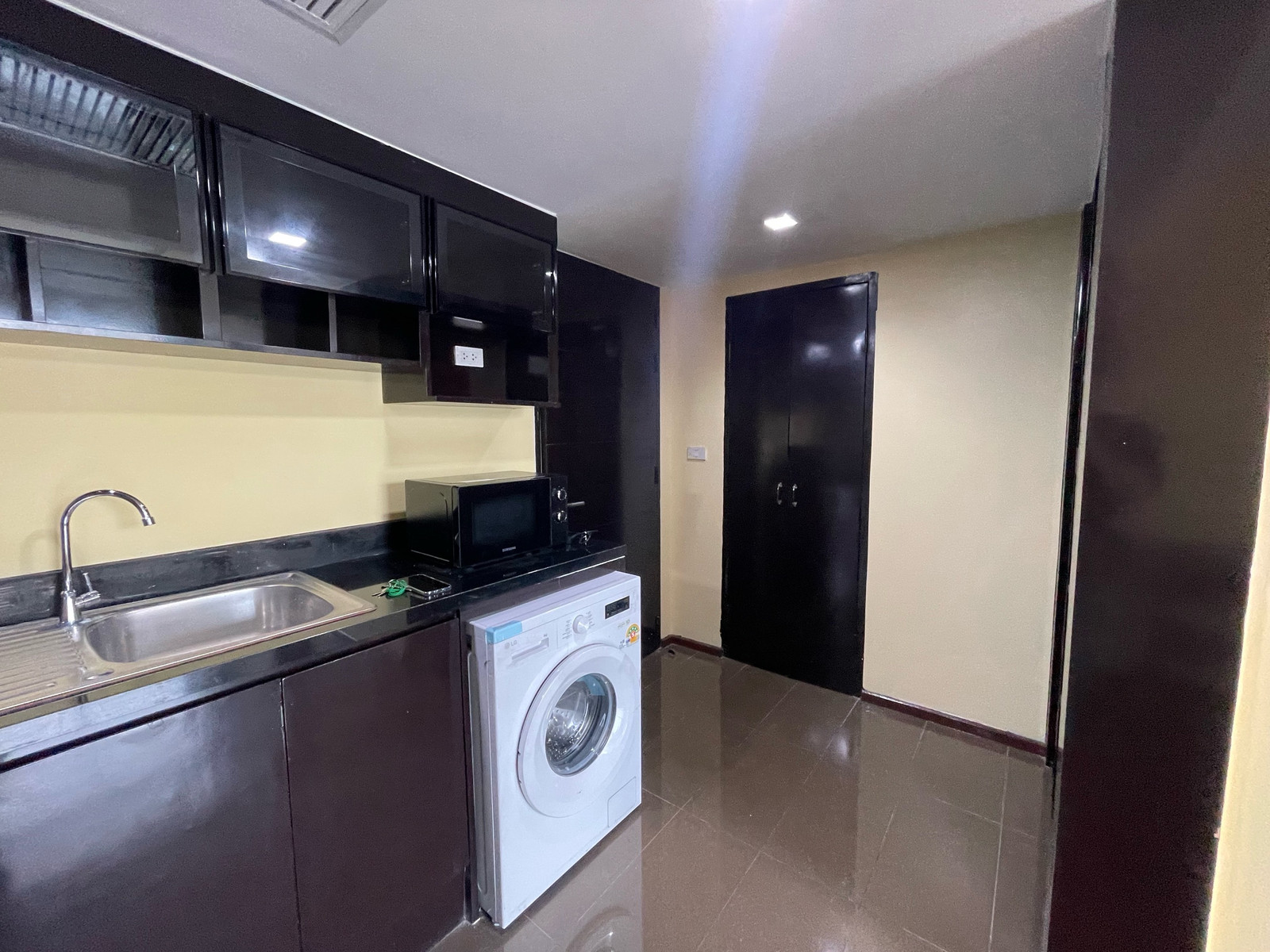 BEST PRICE & PRIME LOCATION (PRICE NEGOTIABLE)! 1 นอน 35 ตร.ม. ใจกลางเพลินจิต-นานา ใกล้ BTS เพลินจิต เพียงเดินถึง ยินดีซื้อ "โซฟา + ทีวี" ใหม่เพิ่มให้ครบชุด! ราคาต่อรองได้ ช็อกเพียง 20k! / Focus Ploenchit – รูปที่ 3