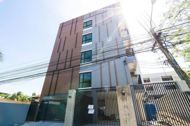 Apartment for sale along Ekkamai-Ramindra Expressway. Usable area 1,316 sq m., 36 rooms, near the expressway.