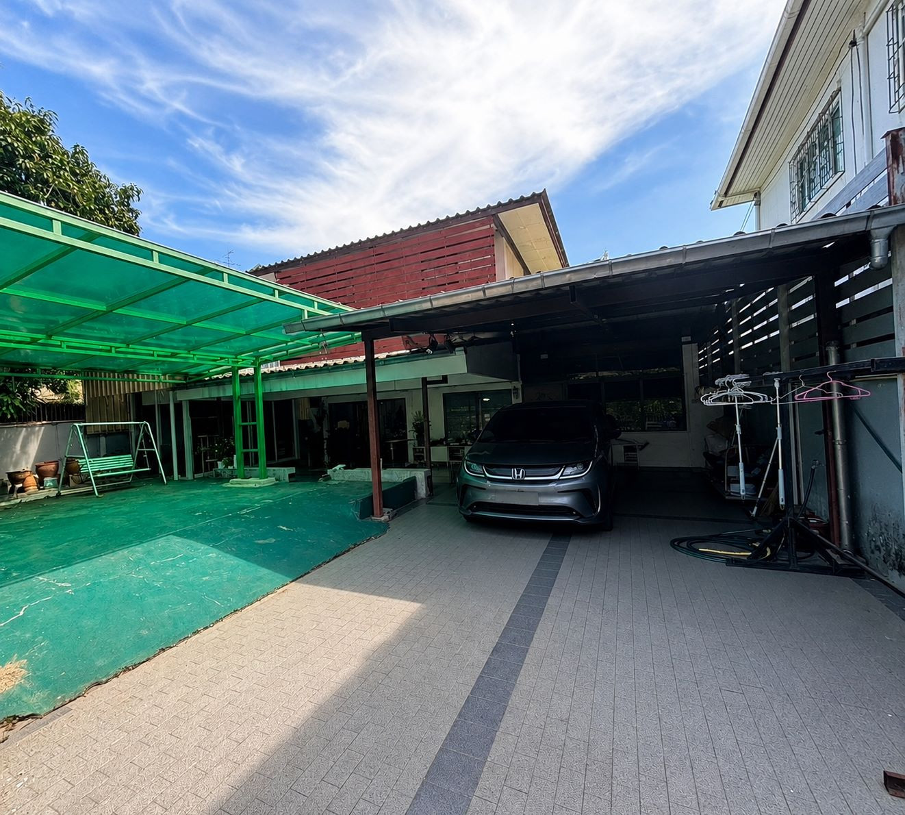 2-story detached house for sale, Mittraphap Village 1, On Nut 46, large land 87 sq m, 5 bedrooms, parking for 6 or more cars.