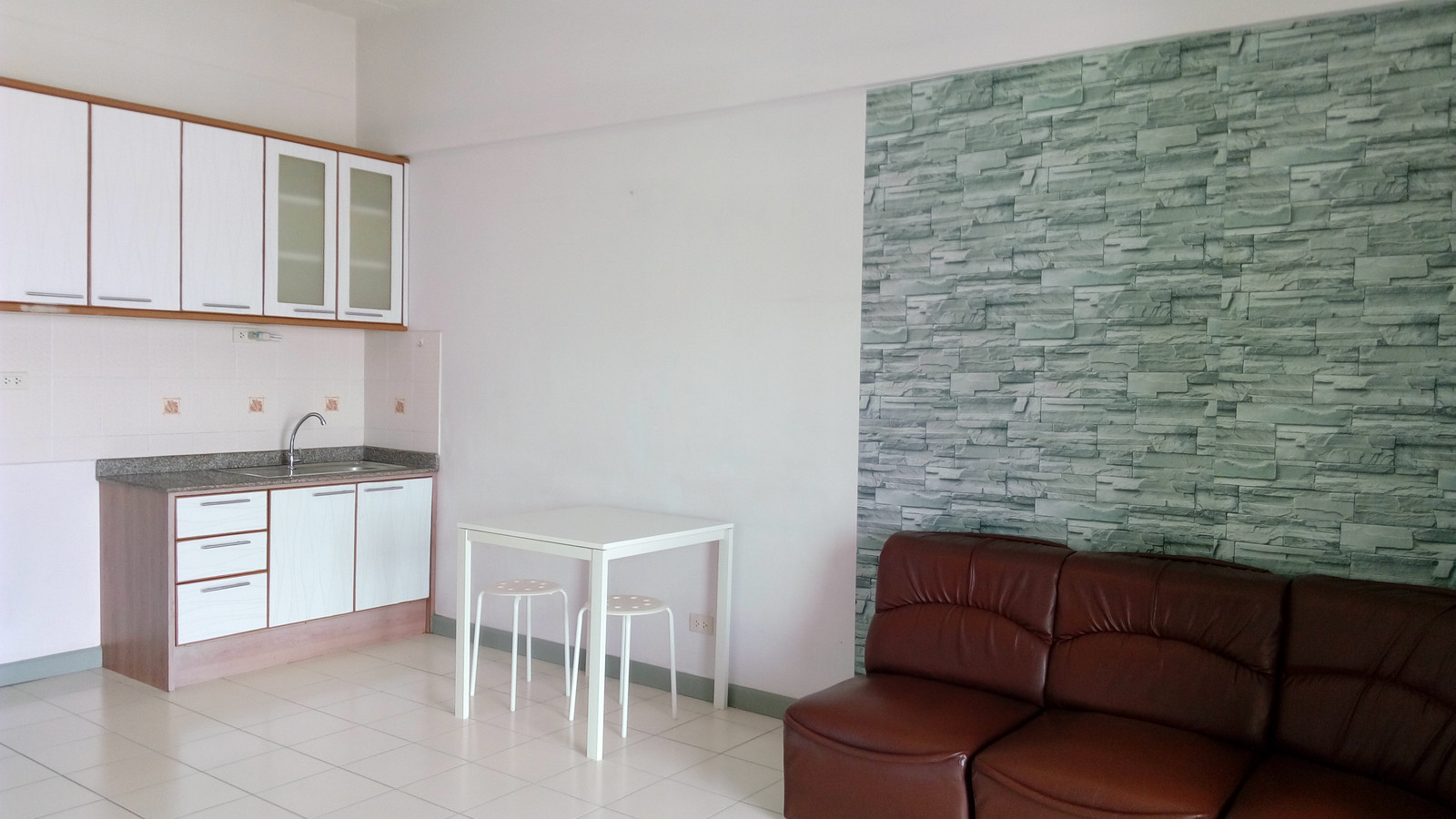 ให้เช่าคอนโดขนาด 1 ห้องนอน พื้นที่ 53.50 ตร.ม. ระเบียงทิศตะวันออก วิวโล่ง เฟอร์นิเจอร์ครบ เครื่องปรับอากาศ 1 ตัว เครื่องทำน้ำอุ่น เครื่องซักผ้า ตู้เย็น – รูปที่ 2