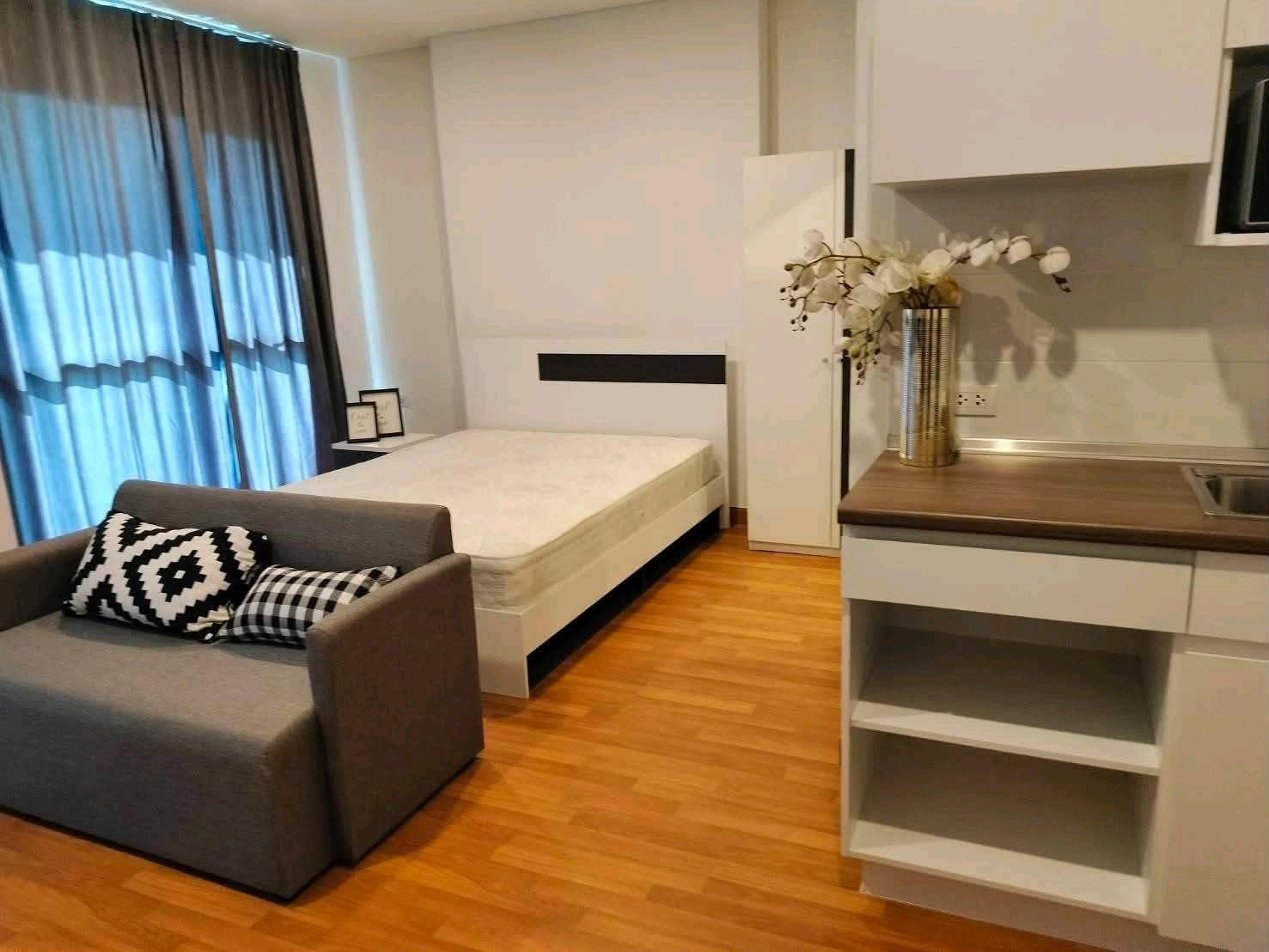 🏢 Lumpini Place Rama 3 - Riverine (ลุมพินี เพลส พระราม 3 - ริเวอร์ไรน์)  🛏️ 1 ห้องนอน | 🚿 1 ห้องน้ำ | 📐 25 ตร.ม. | 💰 11,000 บาท/เดือน  ​✨ (รวมค่าส่วนกลางแล้ว)  ​วิวสะพานภูมิพล