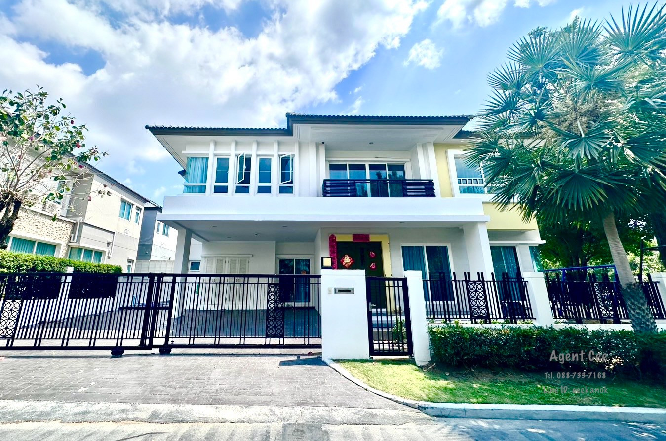 บ้านหรูพร้อมอยู่ เฟอร์นิเจอร์และเครื่องใช้ไฟฟ้าครบครัน บ้านหัวมุมพร้อมสนามเด็กเล่นขนาดใหญ่ส่วนตัว ในโครงการระดับ Luxury พร้อมระบบรักษาความปลอดภัยสูง บนทำเลพระราม 9–ศรีนครินทร์