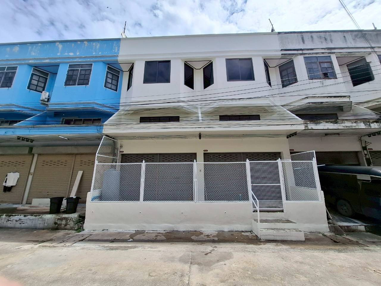 Commercial building, 2 units (double buildings), 2.5 floors (mezzanine), area 31 sq m, in Bang Pa-in District, Ayutthaya Province, wide area, renovated exterior, white and clean. Ready to move in - do business immediately. – รูปที่ 4