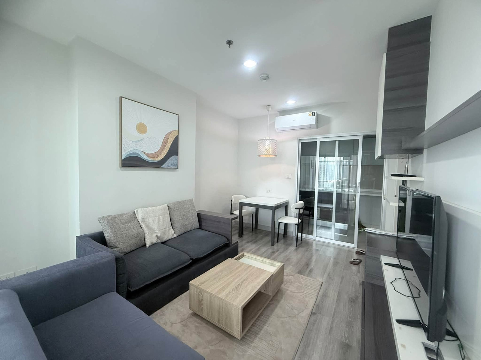 Centric Sathorn–Saint Louis Condo, large room 42. sq m., corner room, kite ready for rent.