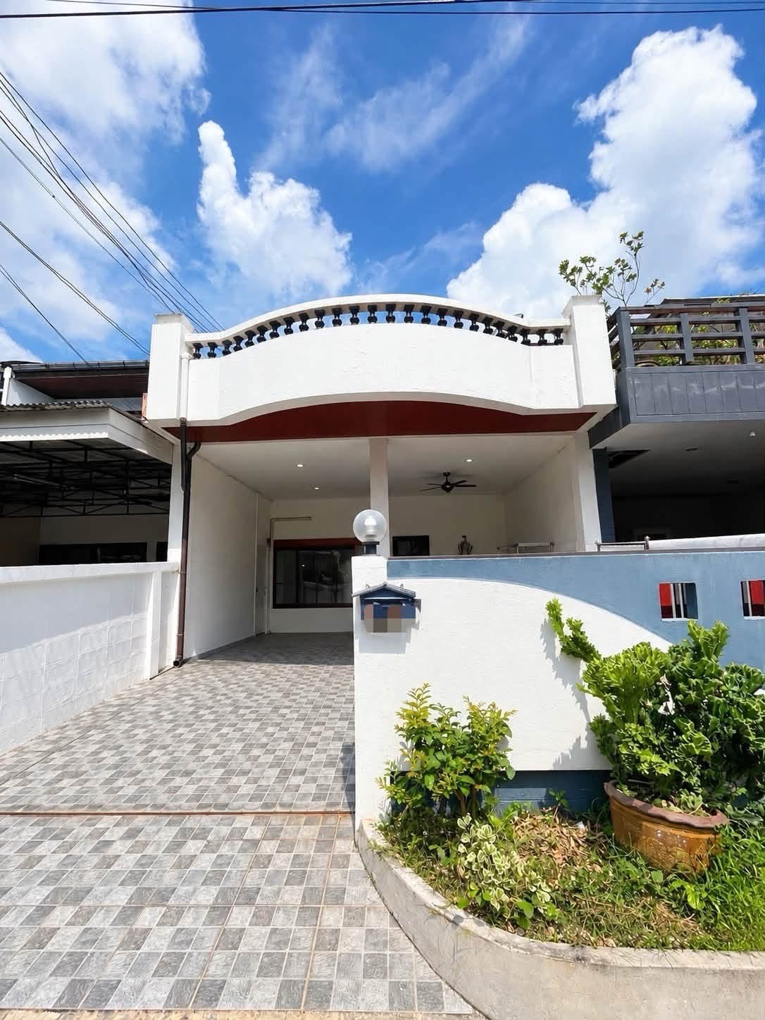 2-story townhome for rent, ready to move in, Thepna Village Next to Ramkhamhaeng Road 179, rent 15,500 baht.