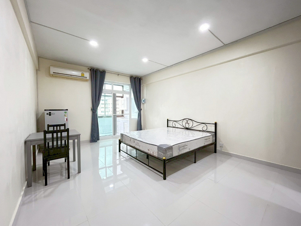 For Rent Dusit Condominium @BTS Victory Monument Station 24 sq.m 1 Bedroom 4th floor Ready to move in / Call : 081-869-5841