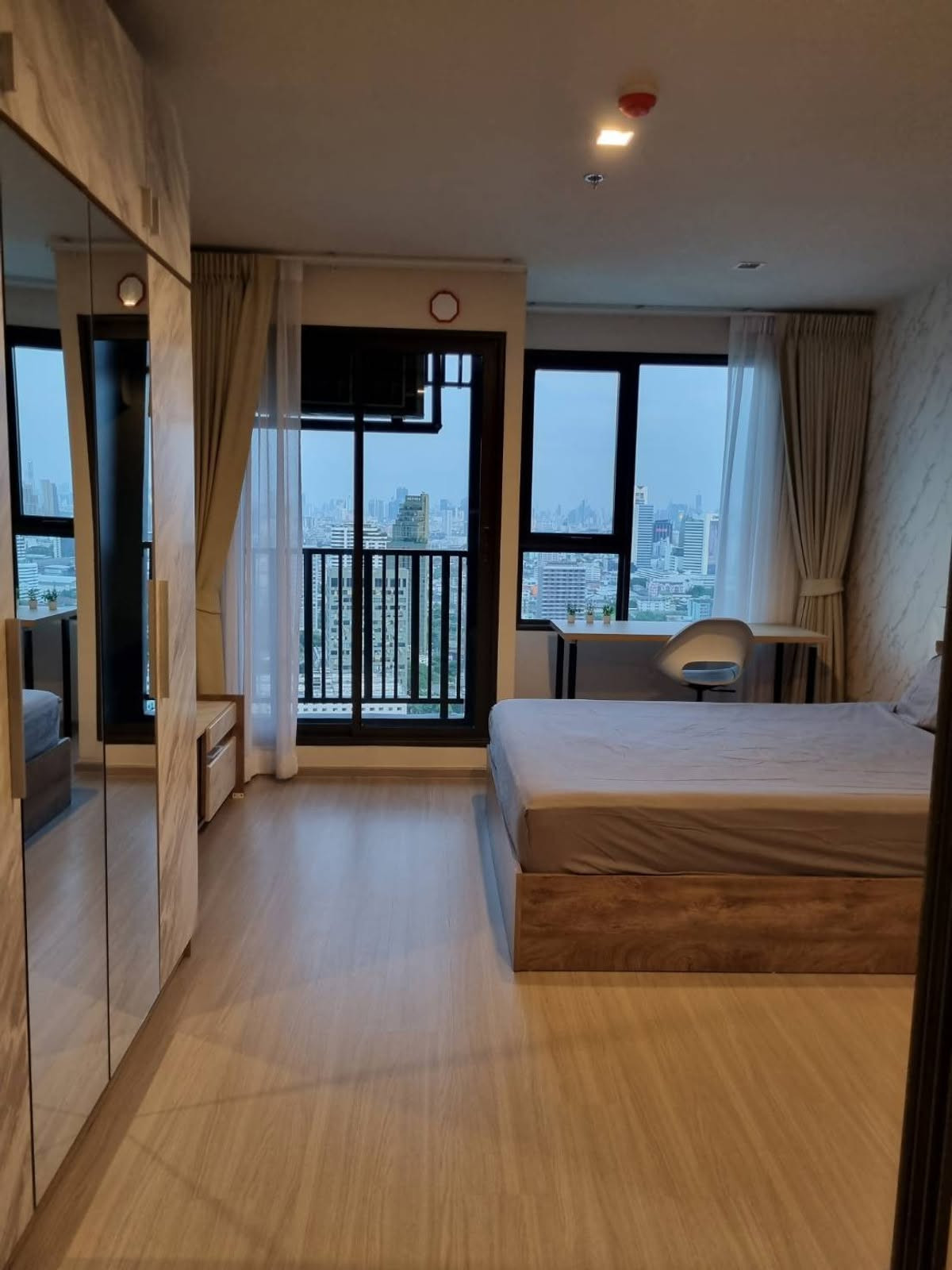 For rent: Life Ladprao (Life Ladprao), 33rd floor, beautiful view, south. For rent: Life Ladprao (Life Ladprao), 33rd floor, beautiful view, south.
