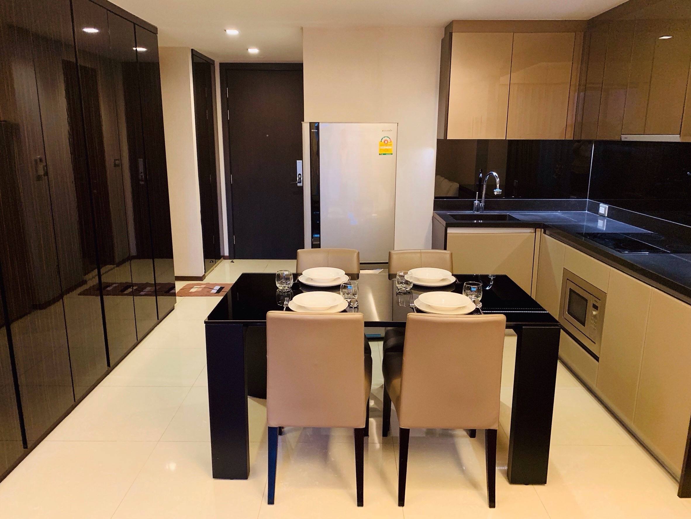 Luxury condo The Address Sukhumvit 61 near Ekkamai BTS
2 bedrooms 66 sqm. with a swimming pool and a luxurious clubhouse!