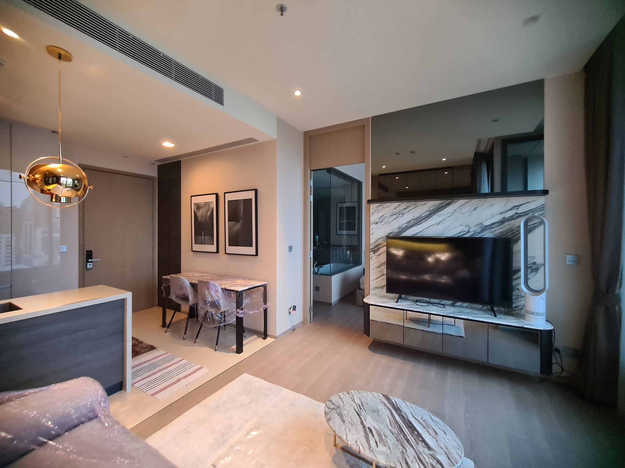 Luxury condo in the heart of Asoke, 1 bedroom, 48 sq.m.
Close to BTS/MRT with special amenities!
