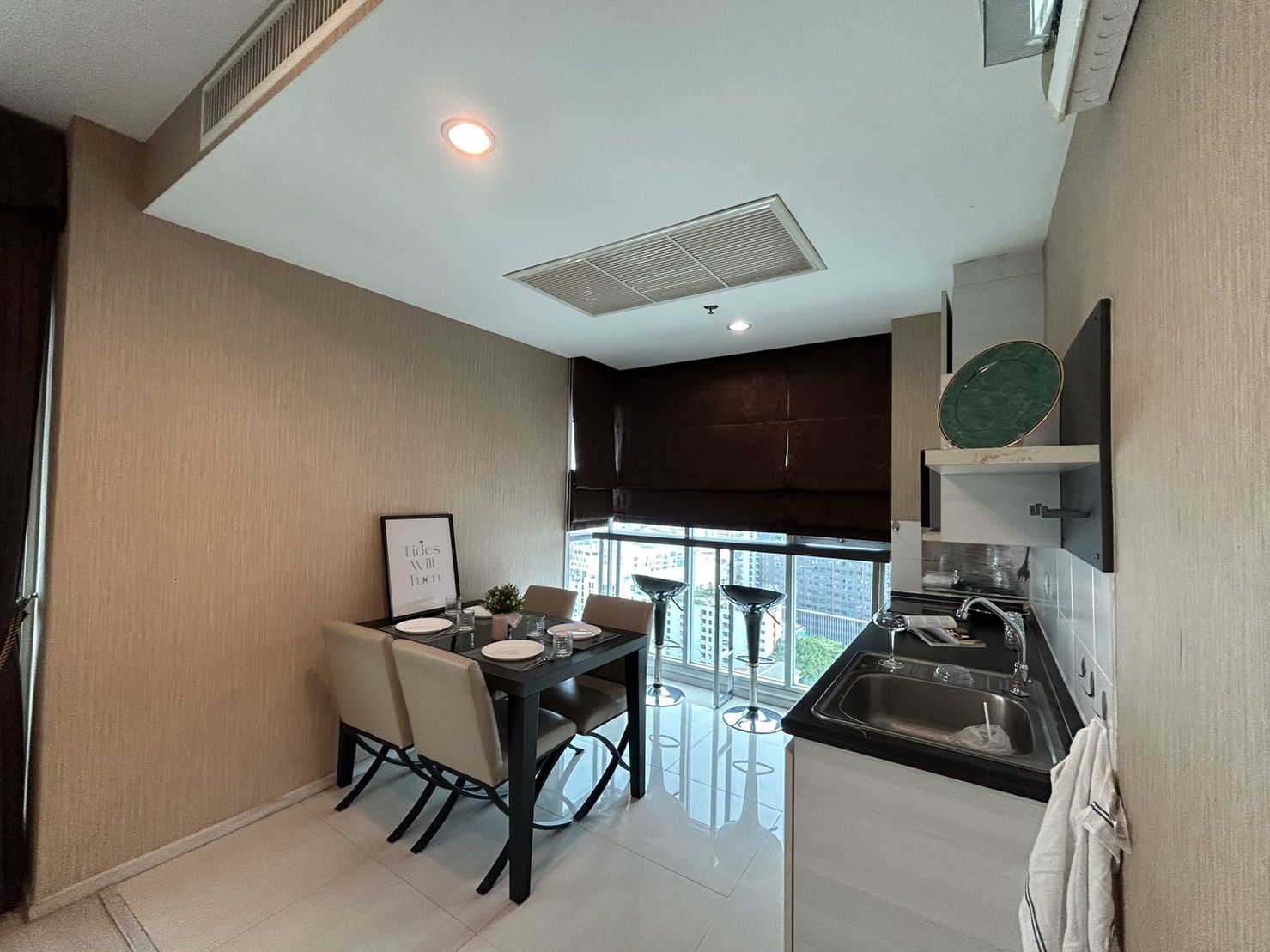 For Sale: Life Ratchadapisek Condo 🏡 2 Beds, 65 Sqm – Prime Location!