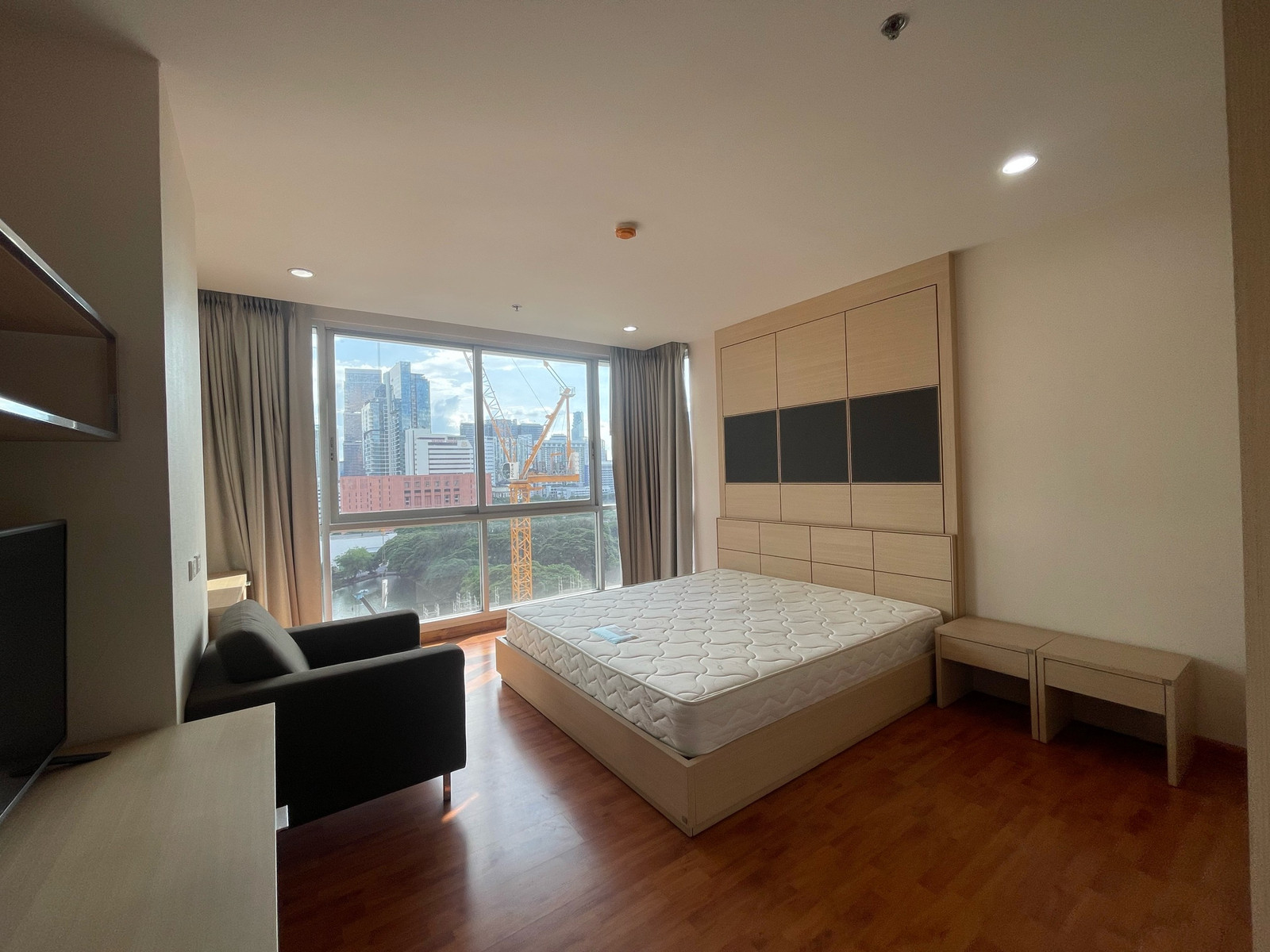RARE ITEM & BEST PRICE (PRICE NEGOTIABLE)! 1 bedroom, giant size, 67 sq m, 11th floor, Khai Yolk Ratchadamri location, near BTS Ratchadamri & Lumpini Park, price negotiable. Very urgent, only 40k! /