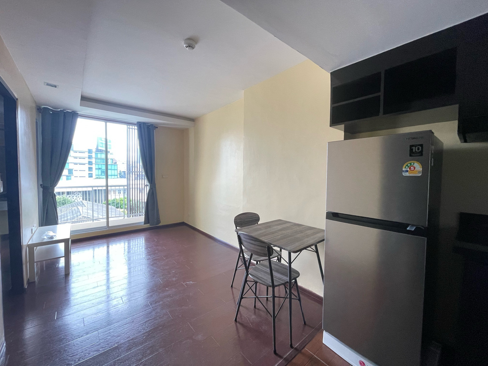 BEST PRICE & PRIME LOCATION (PRICE NEGOTIABLE)! 1 bedroom, 35 sq m, in the heart of Ploenchit-Nana, near BTS Ploenchit, just walking distance. The  is happy to buy a new "sofa + TV" to complete the set! Price negotiable, shocking only 20k! / Focus Pl
