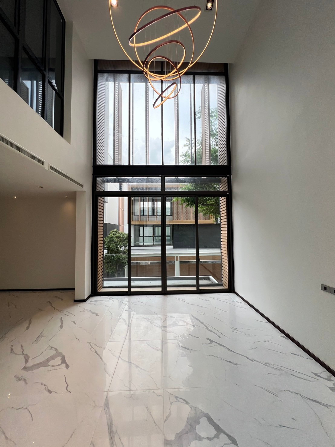 Super Luxury 4-Storey Residence with Private Pool & Elevator – รูปที่ 3