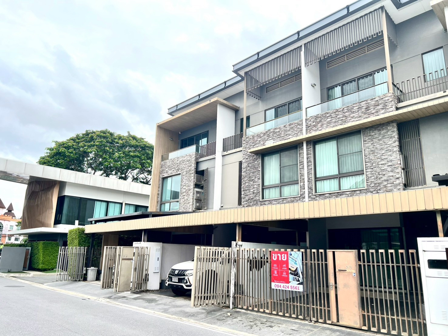 ขาย ทาวน์โฮมหรู เลียบด่วนรามอินทรา Landmark Ekkkamai Ramintra 3 นอน 2 จอด มี skyhall penthouse โปร่งโล่งทะลุ 3 ชั้น เหมาะ ทำ home office – รูปที่ 2