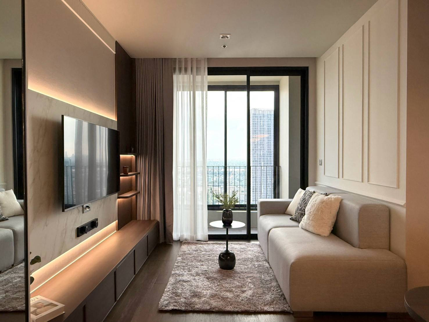 Large 1 bedroom room, river view, in the heart of Thonglor, for rent, IDEO Q Sukhumvit 36, 45 sq m (28th floor), river view, giving every day a relaxing corner, fully built-in, ready to move in, washer-dryer, TV with refrigerator.