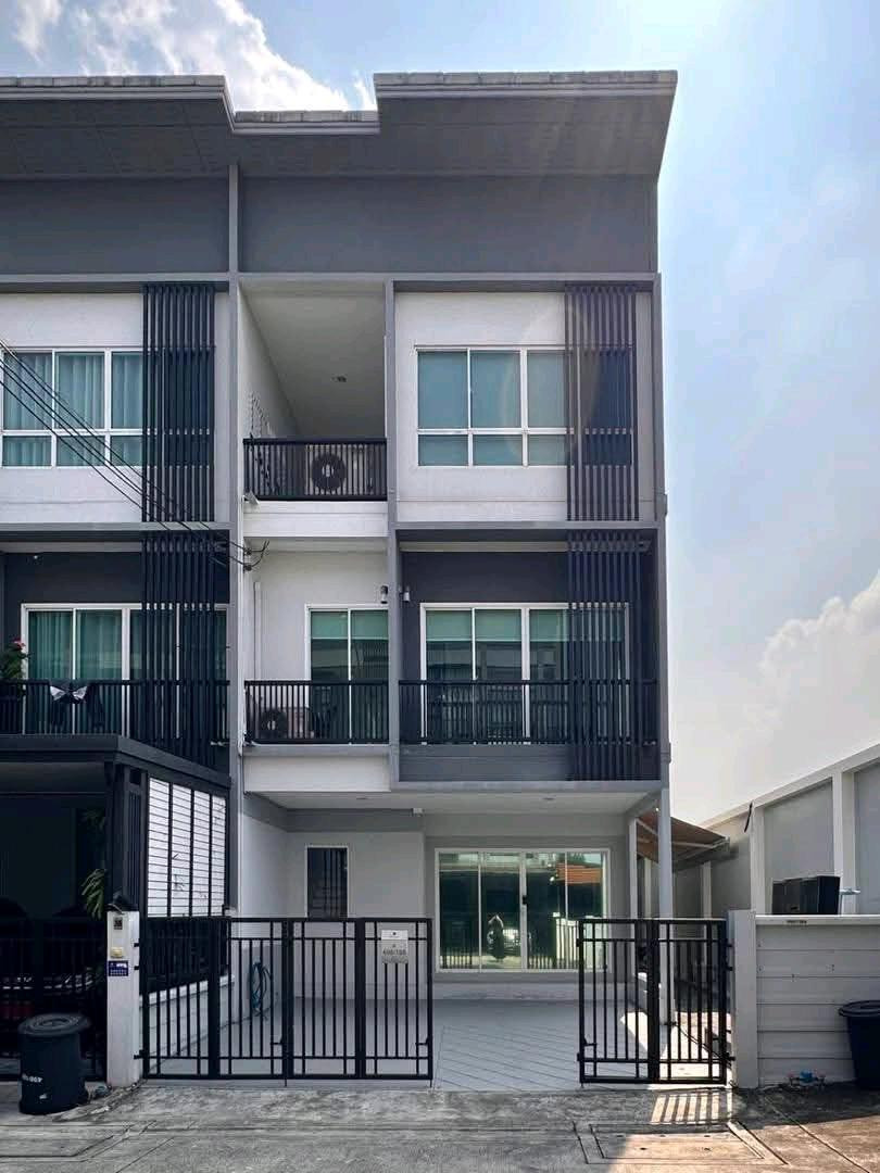 For sale/rent out Townhome on edge plot, beautifully decorated, can be used as both home and office, Sammakorn Avenue Ramintra-Wongwaen Project. Convenient travel near the Ramintra Expressway entrance. Traveling into the city center is extremely convenien